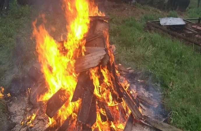 {Pracownicy firmy prowadzącej rozbiórkę postanowili spalić odpady budowlane.}