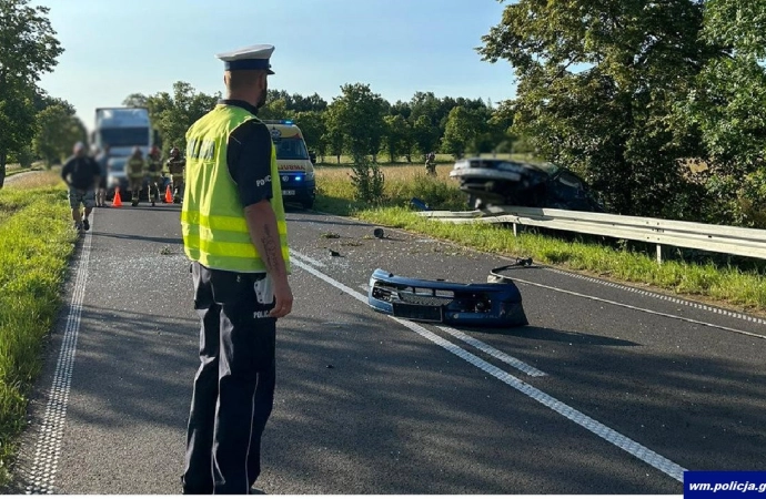 Jak ważna jest odpowiednia ilość snu, przekonał się 20-letni mieszkaniec gminy Budry. Kierujący BMW zasnął za kierownicą i dachował.